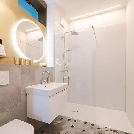 Golden Flat By Grazrentals With Parkview - Brandnew & Free Parking * Γκρατς