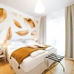 Golden Flat By Grazrentals Terrace & Garden View & Free Parking Apartment *