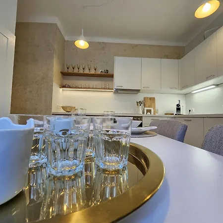 Golden Flat By Grazrentals With Parkview - Brandnew & Free Parking Appartement
